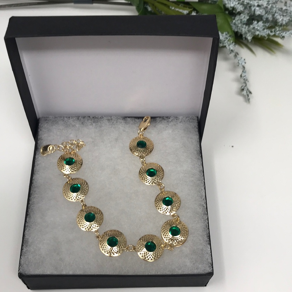 Bracelet green stones.
